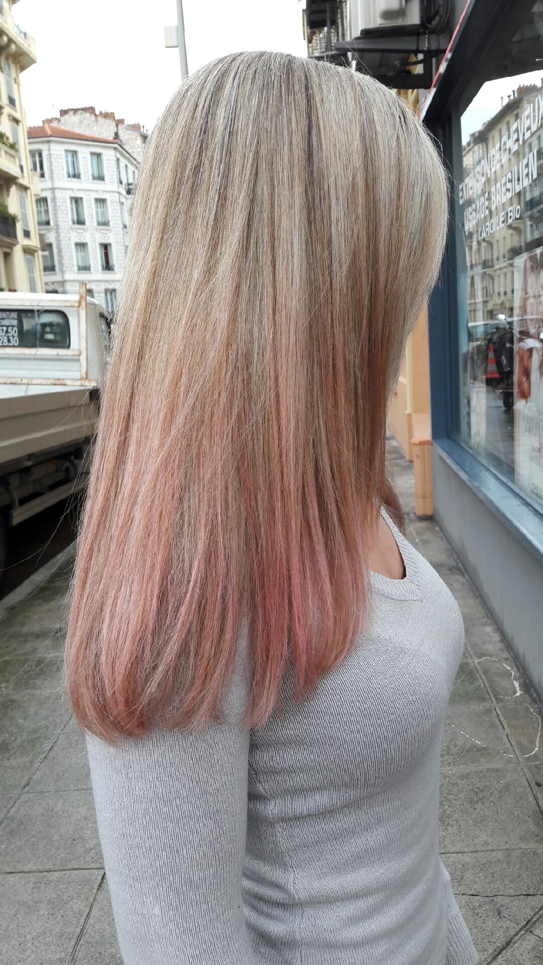 Tie and dye pastel rose sur cheveux bland